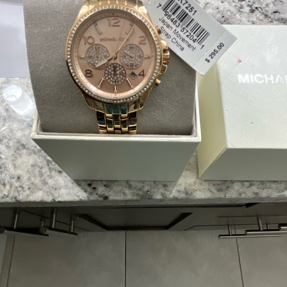 Michael Kors Rose Gold Watch - Picture 4 of 7
